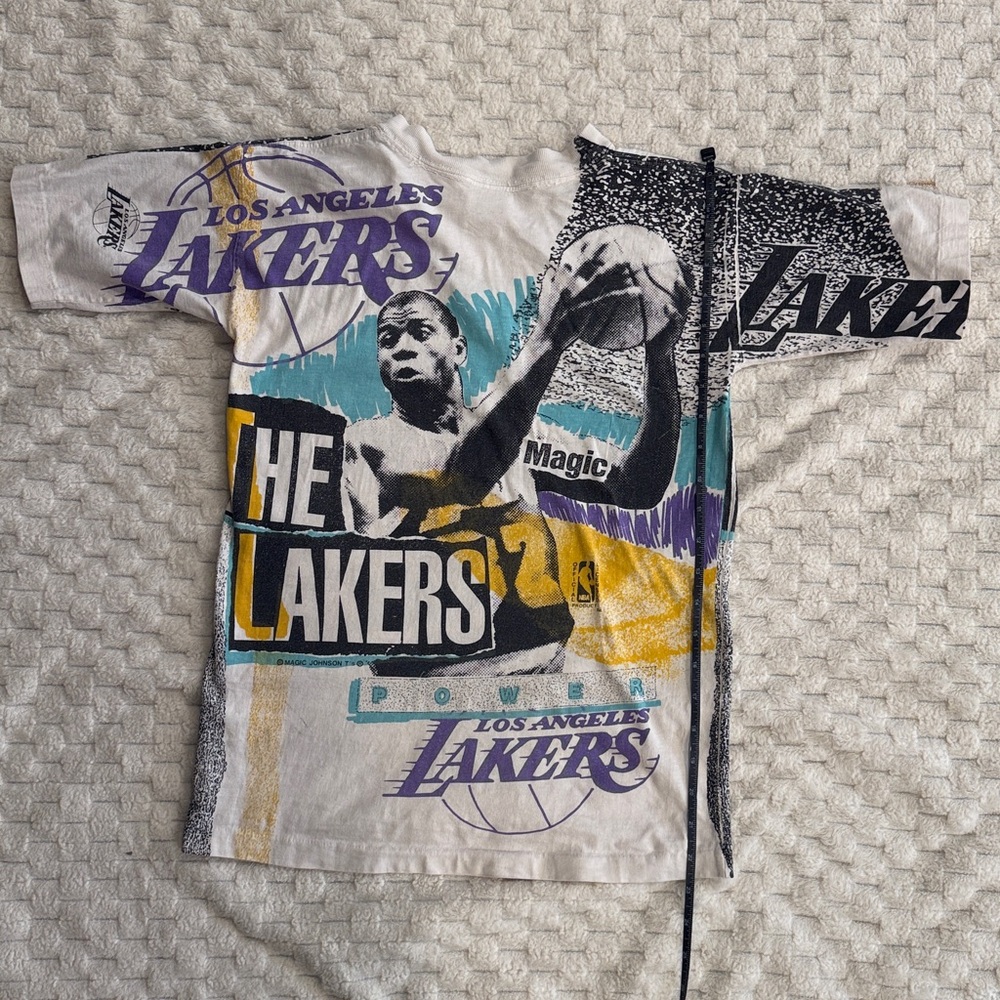 Vintage Kids Lakers Graphic T-Shirt - White (M) or Vintage Women’s (S)🏀 - Picture 5 of 6
